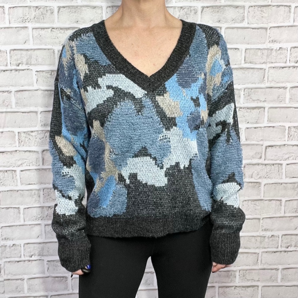 Like New |•TRIBAL JEANS•| Blue Camouflage V-Neck Sweater Size Small